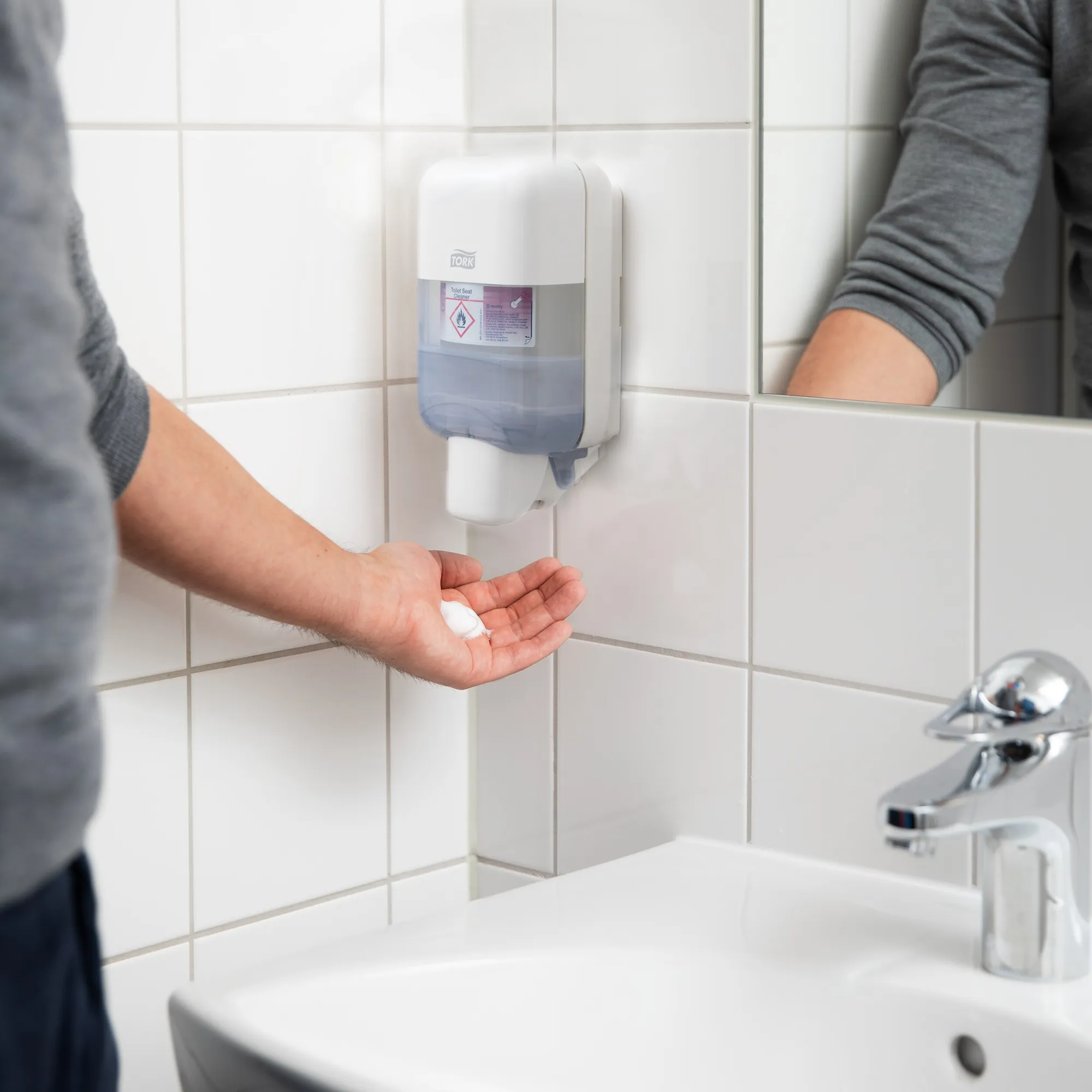 IGEFA ROIN 565200 Tork mini zásobník na mýdlo a dezinfekční prostředky 3